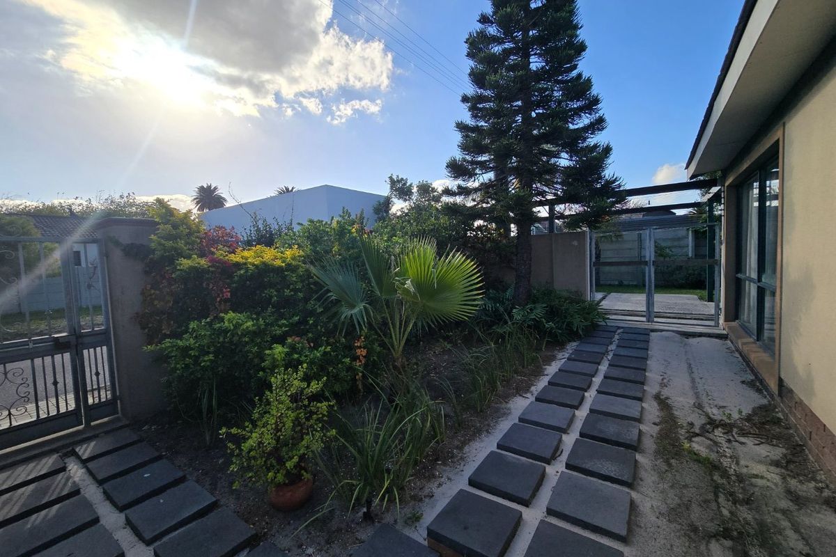 Spacious and Gracious modern home  - Photo 2