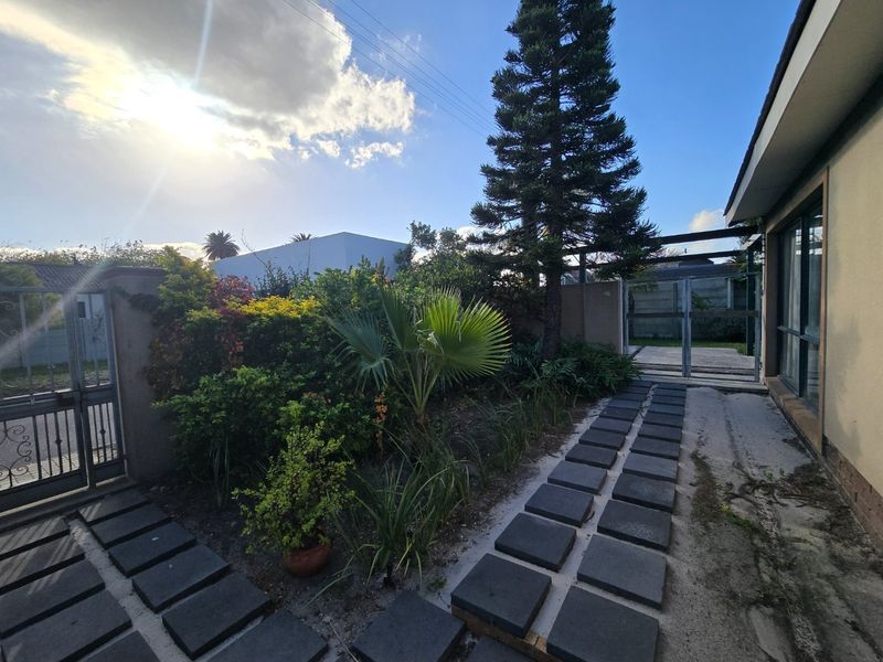Spacious and Gracious modern home  - Photo 2