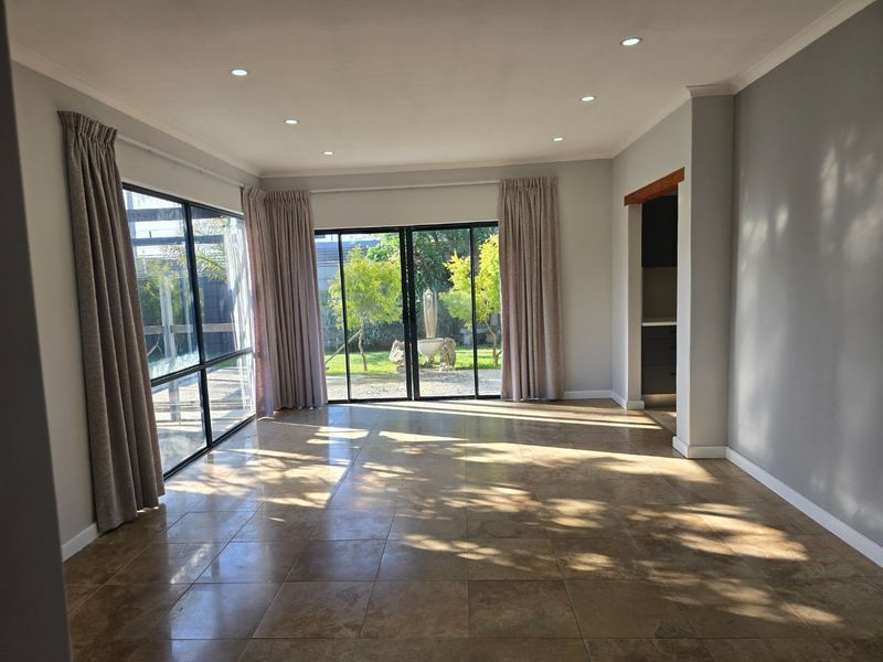 Spacious and Gracious modern home  - Photo 9