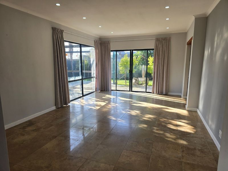Spacious and Gracious modern home  - Photo 8