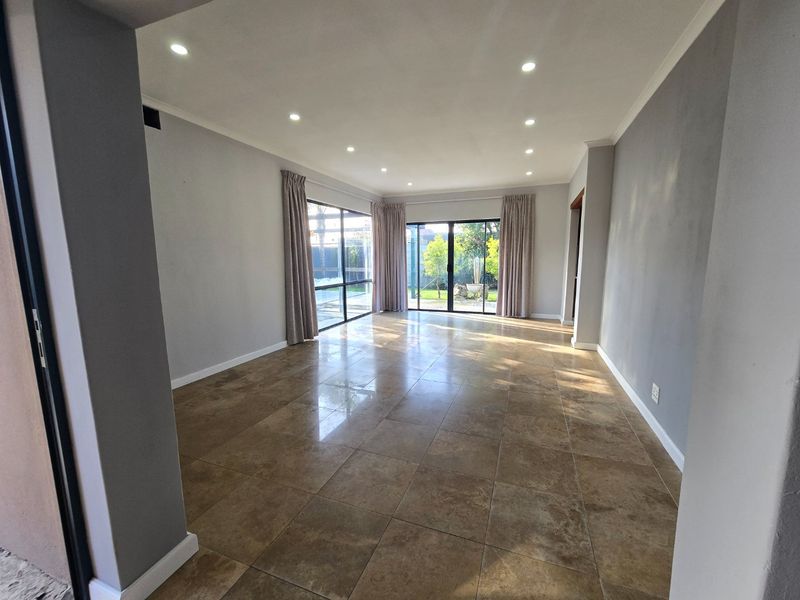 Spacious and Gracious modern home  - Photo 7