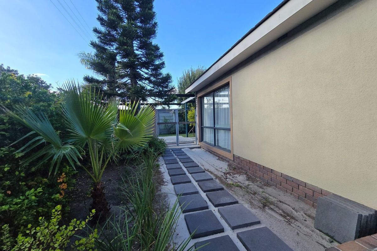 Spacious and Gracious modern home  - Photo 5