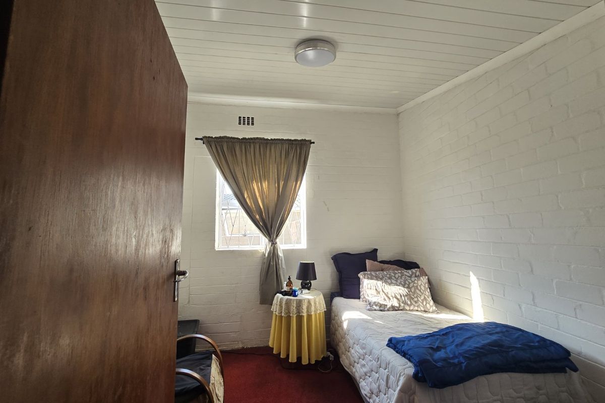 Three bedroom secured home - Photo 2