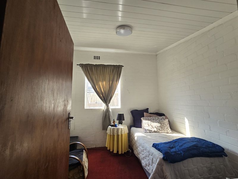 Three bedroom secured home - Photo 2