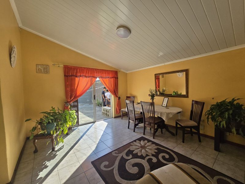 Three bedroom secured home - Photo 6