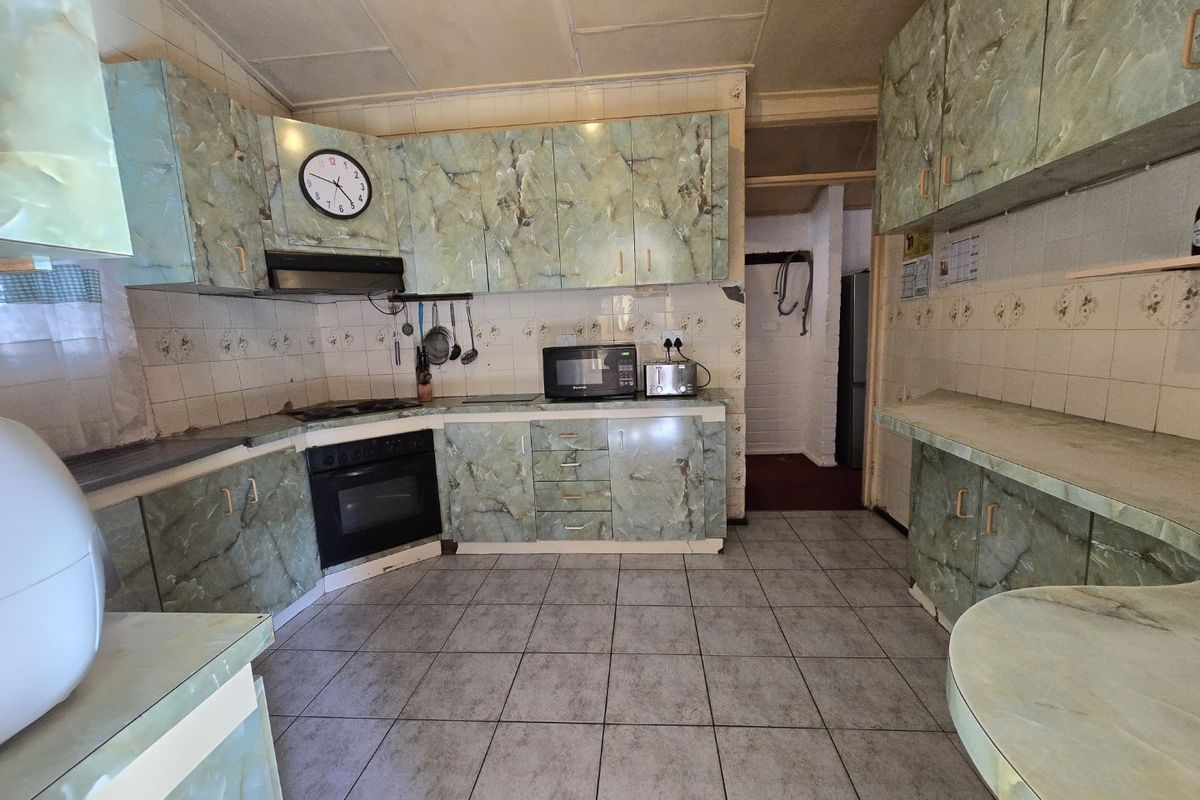 Three bedroom secured home - Photo 4