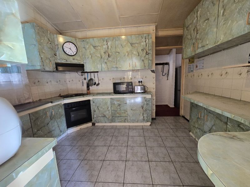 Three bedroom secured home - Photo 4