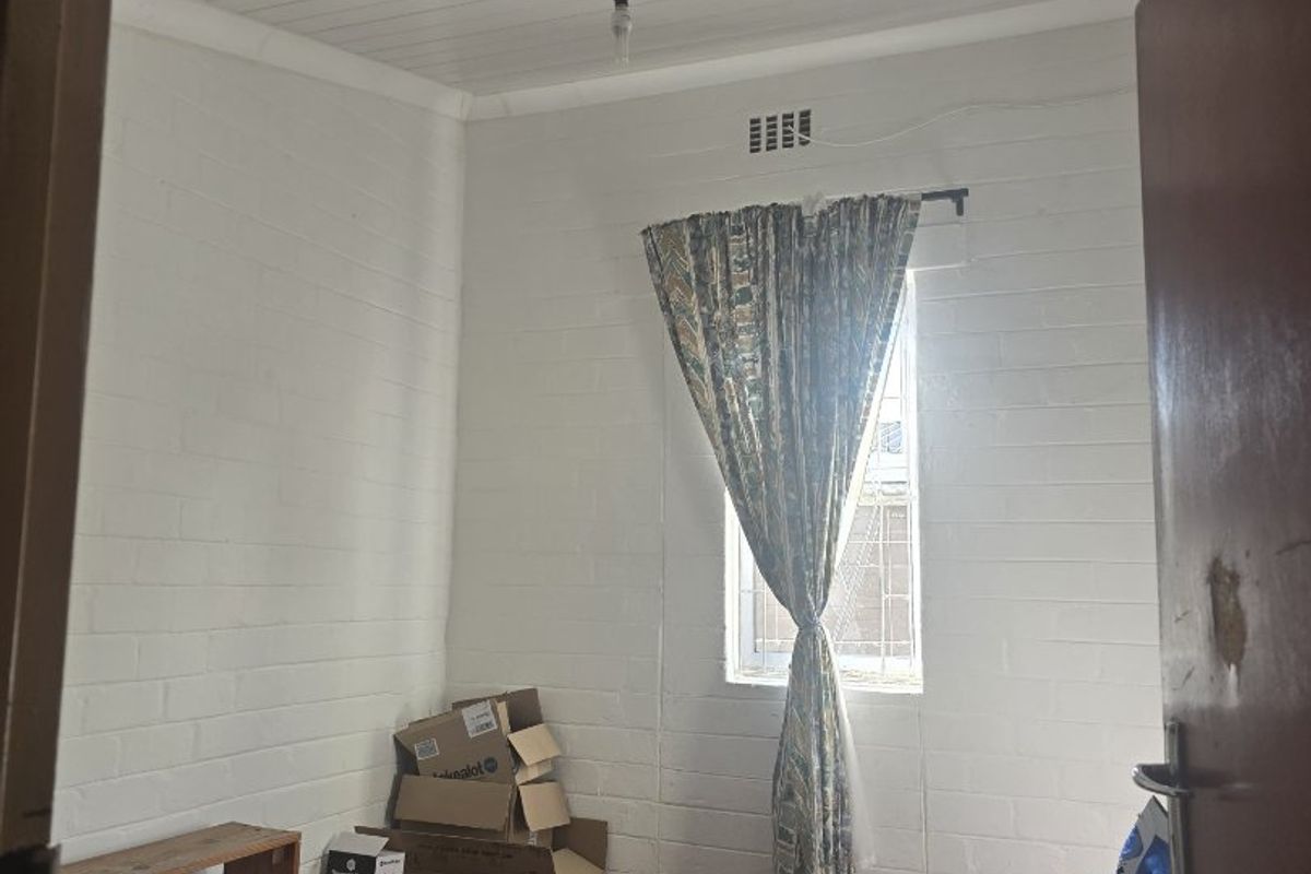 Three bedroom secured home - Photo 3