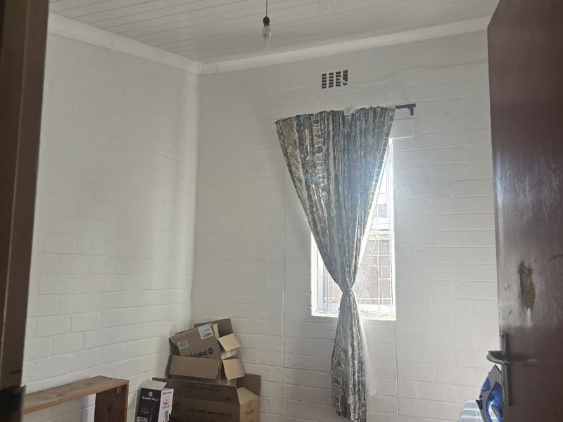Three bedroom secured home - Photo 3