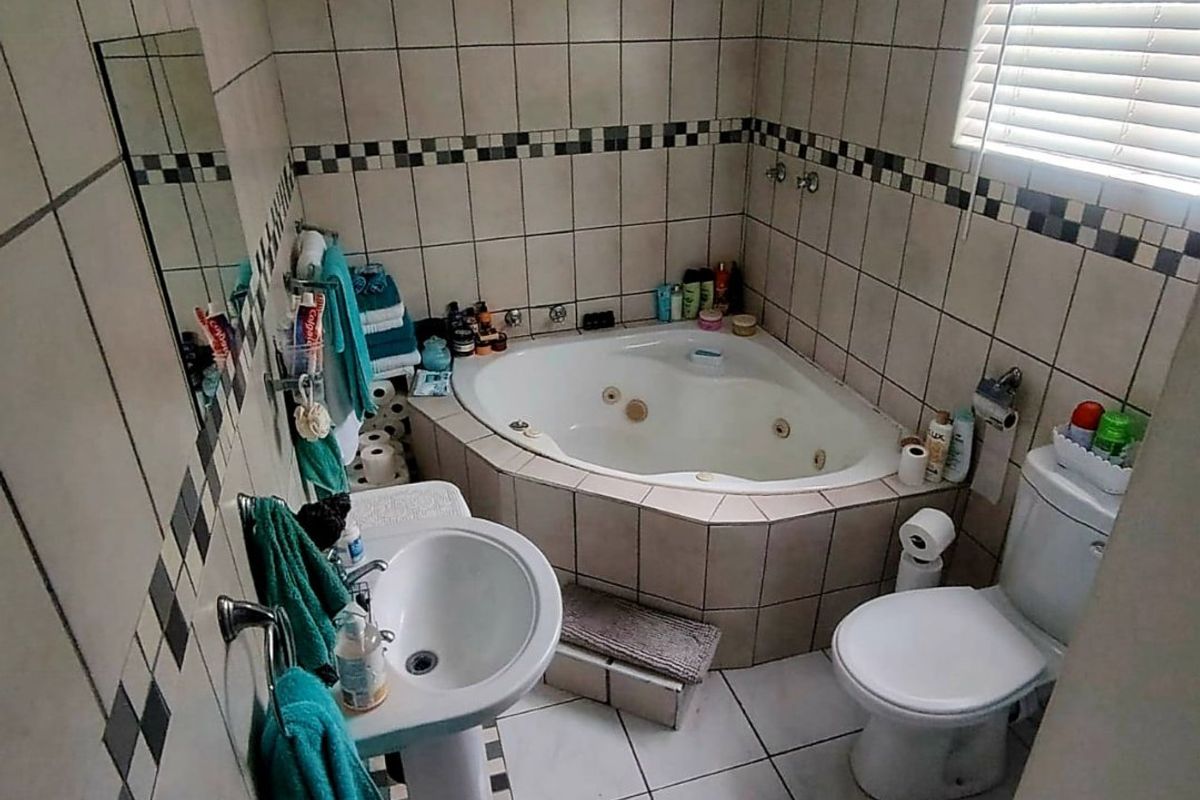 4 Bedroom House for Sale in Amalinda  - Photo 5