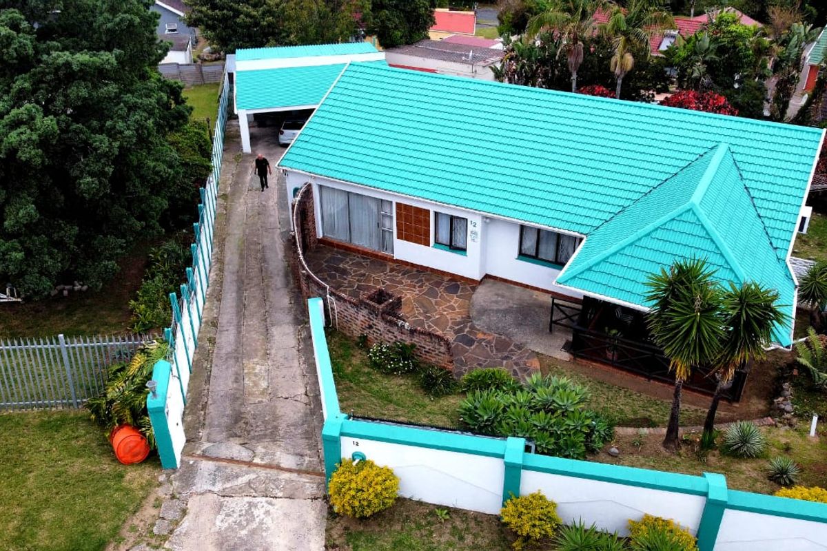 4 Bedroom House for Sale in Amalinda  - Photo 2