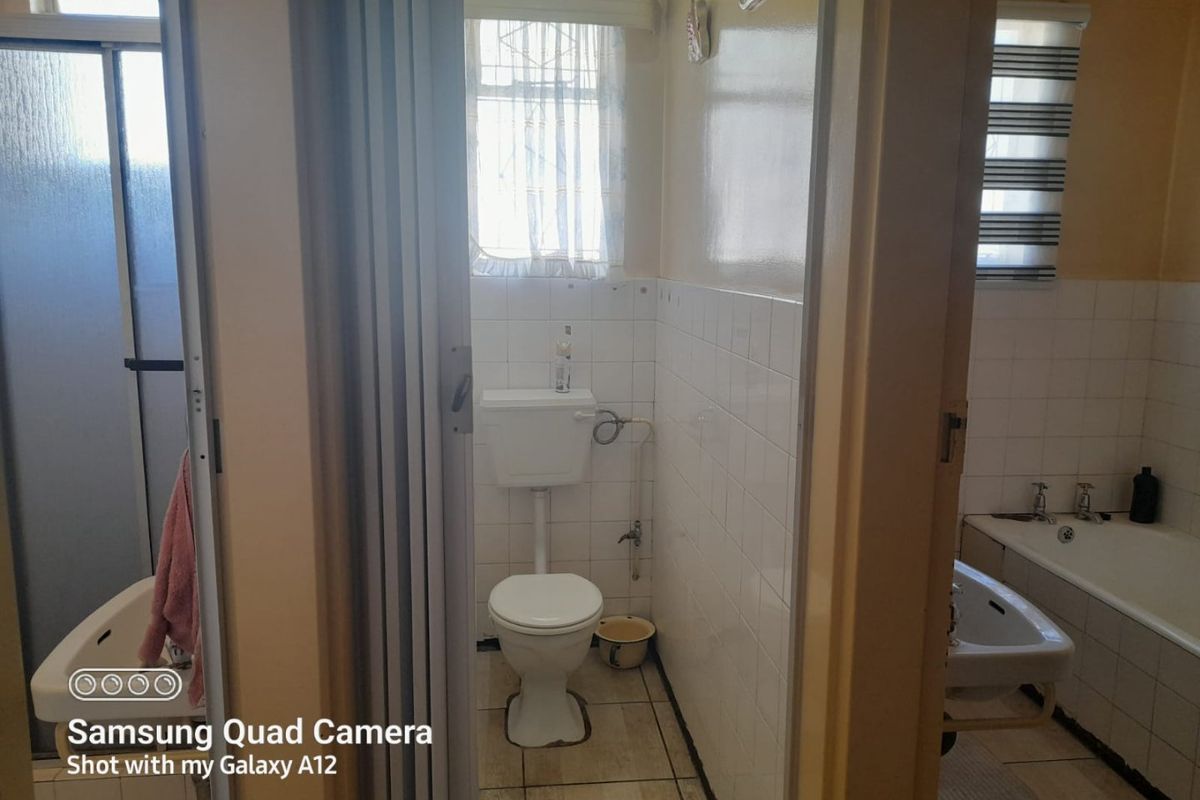3 bed-roomed flat in a nice location, Navalsig, Bloemfontein  - Photo 2
