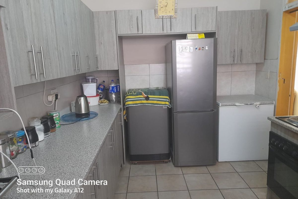 3 bed-roomed flat in a nice location, Navalsig, Bloemfontein  - Photo 3