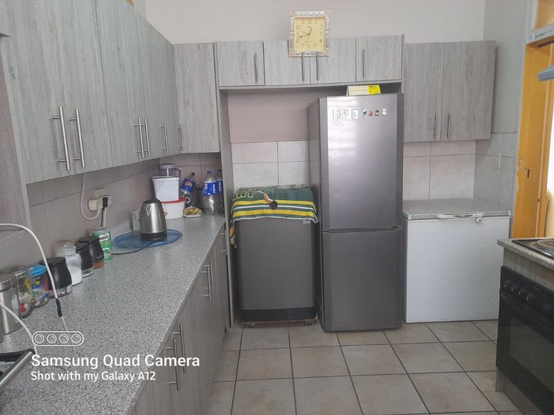 3 bed-roomed flat in a nice location, Navalsig, Bloemfontein  - Photo 3