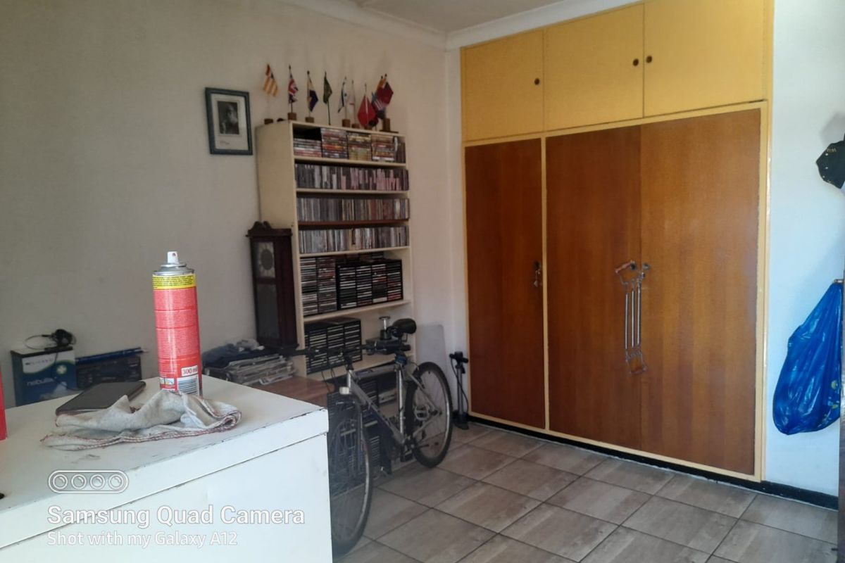 3 bed-roomed flat in a nice location, Navalsig, Bloemfontein  - Photo 5