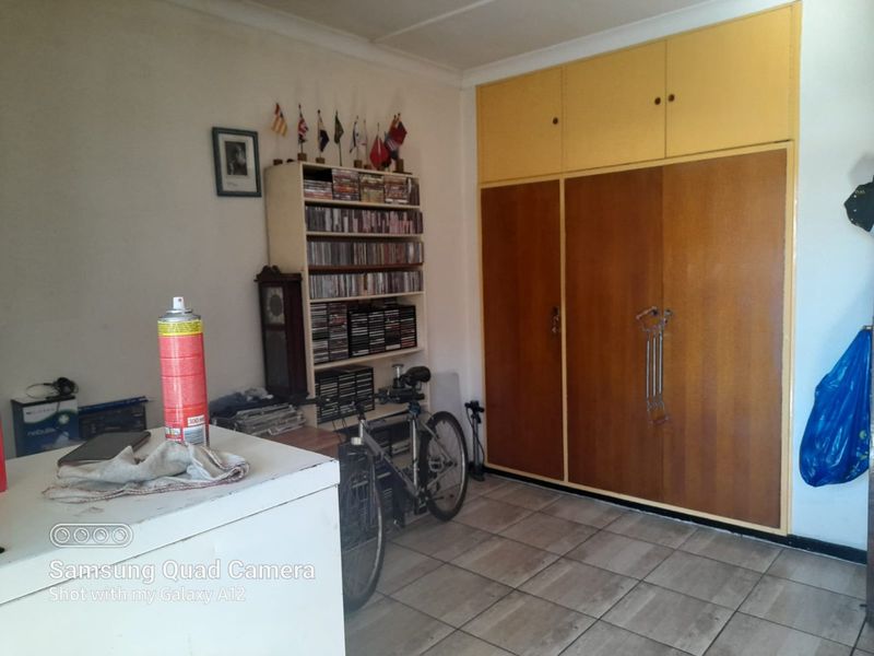3 bed-roomed flat in a nice location, Navalsig, Bloemfontein  - Photo 5