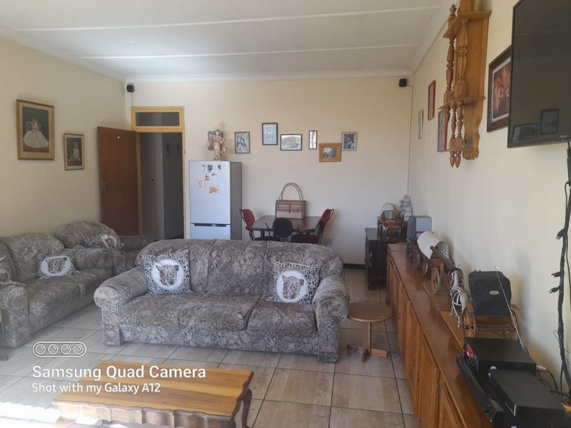 3 bed-roomed flat in a nice location, Navalsig, Bloemfontein  - Photo 7