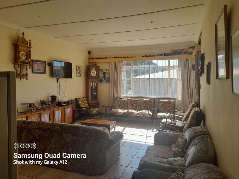 3 bed-roomed flat in a nice location, Navalsig, Bloemfontein  - Photo 6