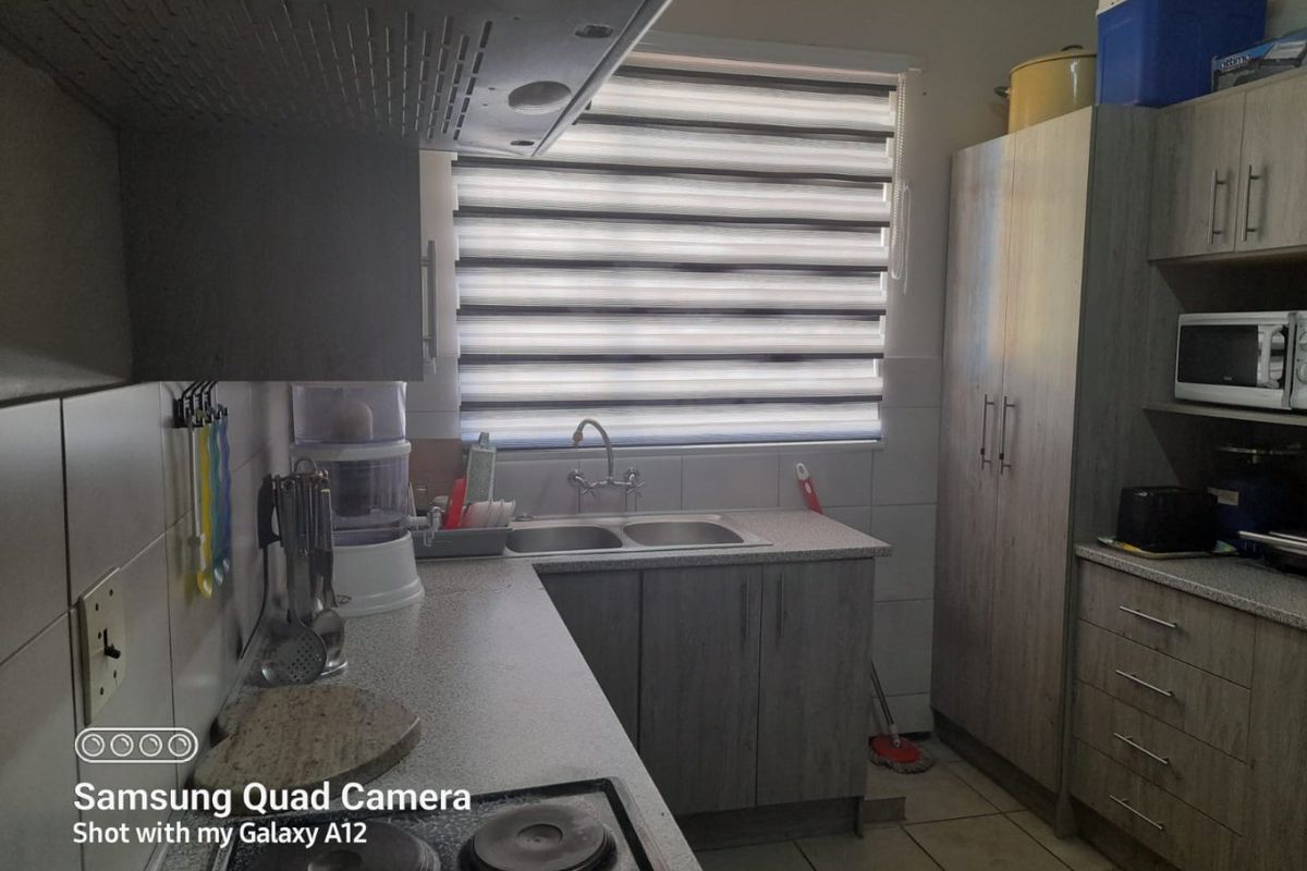 3 bed-roomed flat in a nice location, Navalsig, Bloemfontein  - Photo 4