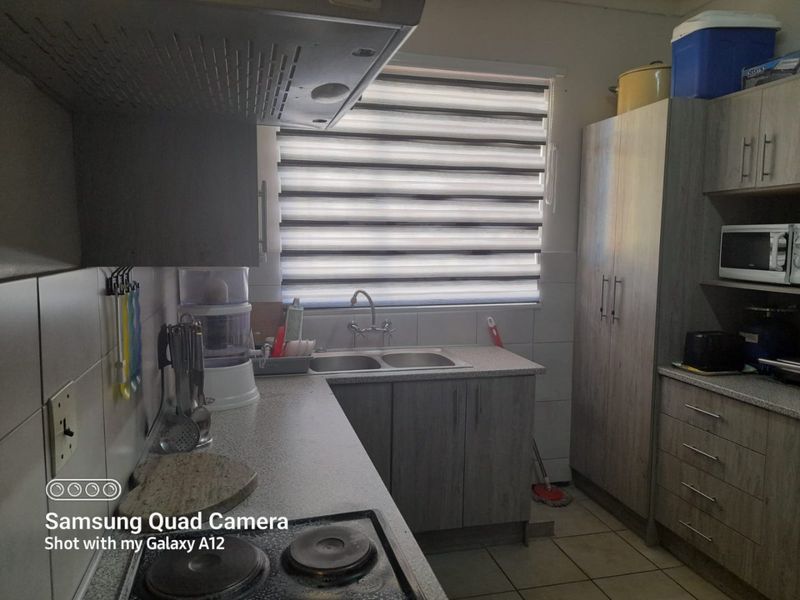 3 bed-roomed flat in a nice location, Navalsig, Bloemfontein  - Photo 4