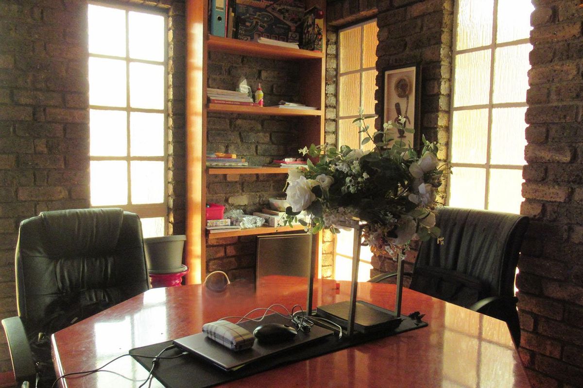 4 Bedroom Family Home with 1 Bedroom Cottage in Oakdene - Photo 3