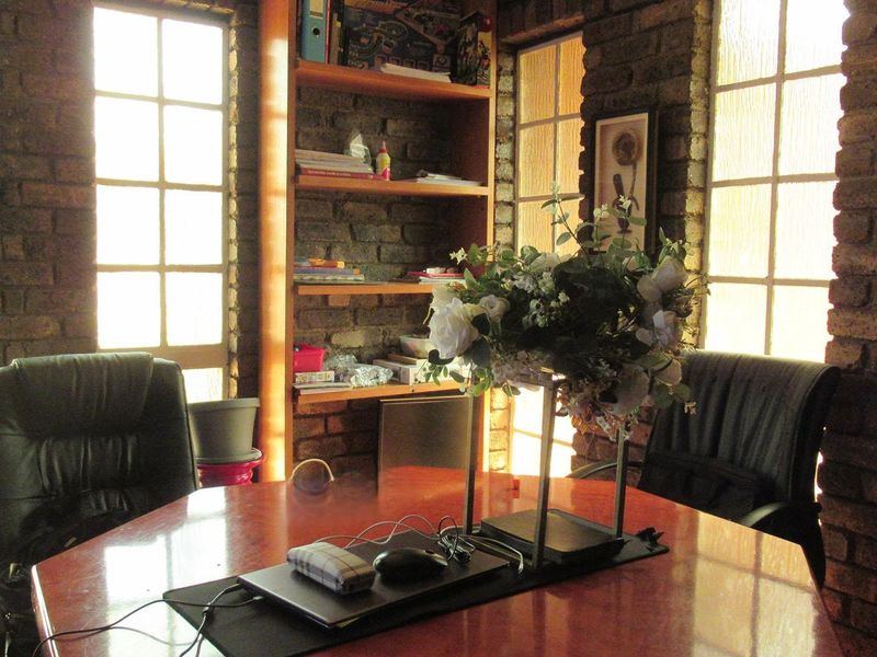 4 Bedroom Family Home with 1 Bedroom Cottage in Oakdene - Photo 3