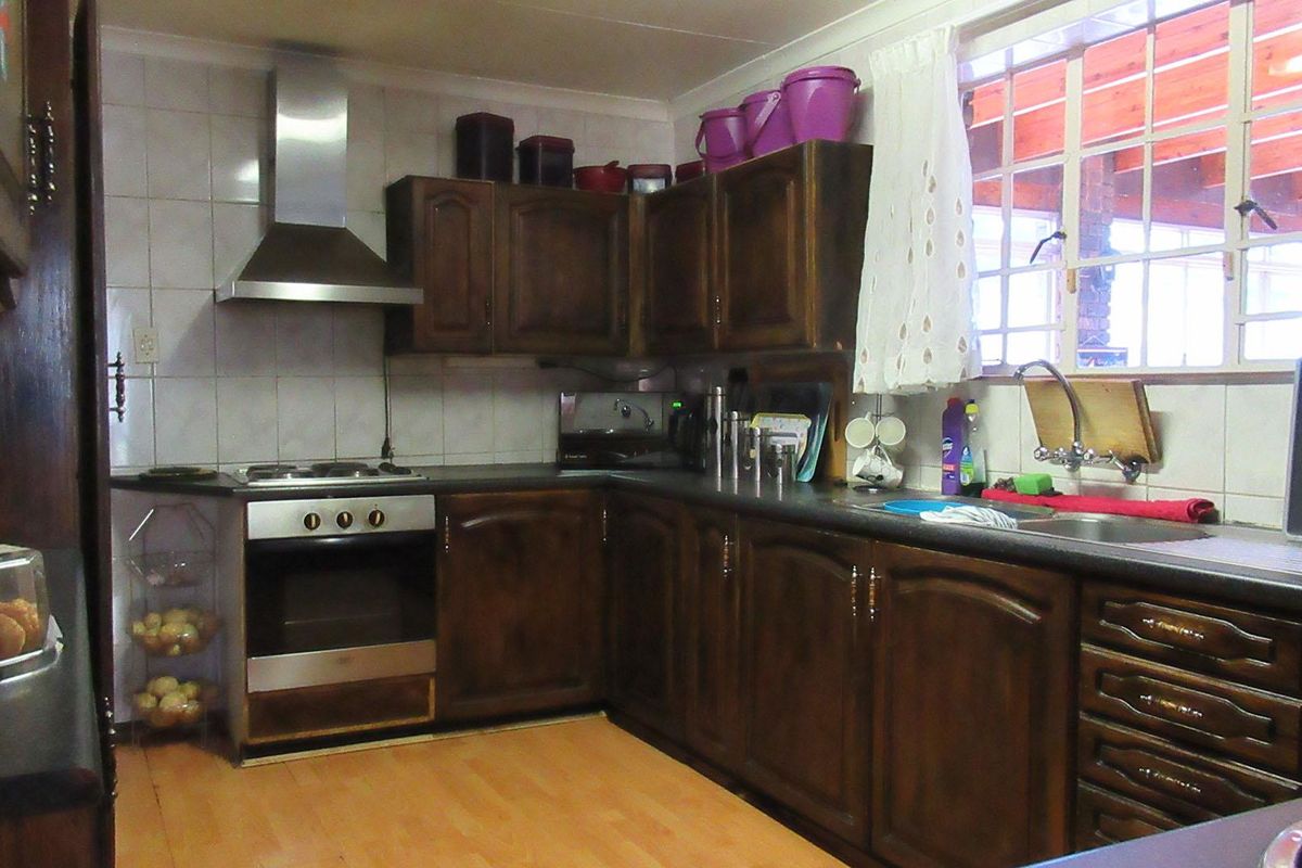4 Bedroom Family Home with 1 Bedroom Cottage in Oakdene - Photo 5