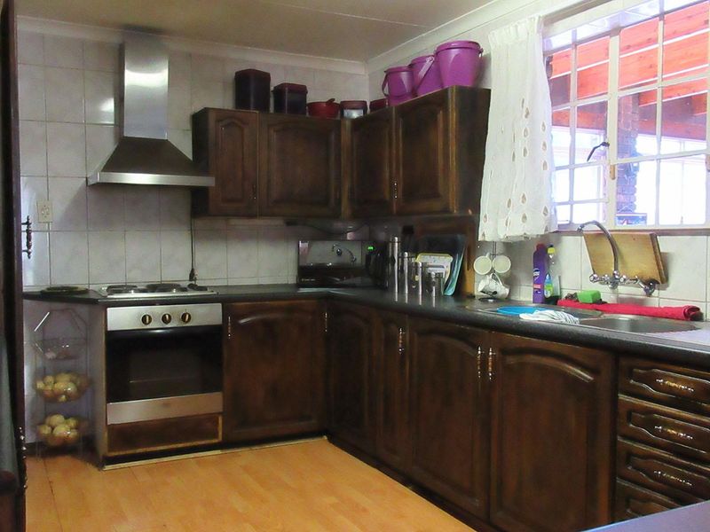 4 Bedroom Family Home with 1 Bedroom Cottage in Oakdene - Photo 5