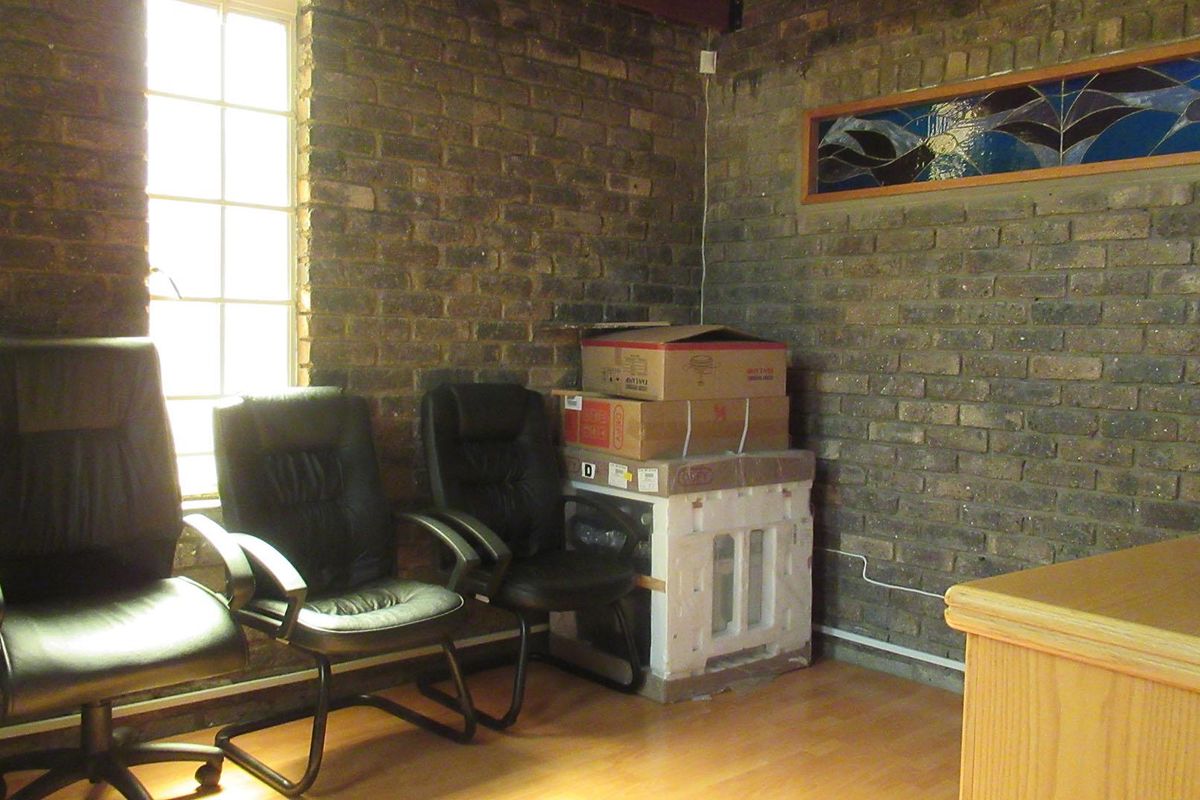 4 Bedroom Family Home with 1 Bedroom Cottage in Oakdene - Photo 4