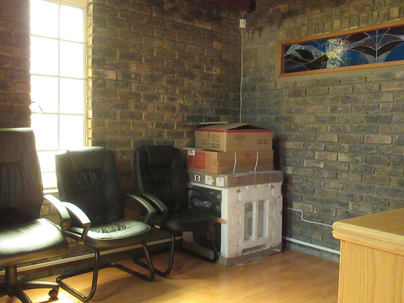 4 Bedroom Family Home with 1 Bedroom Cottage in Oakdene - Photo 4