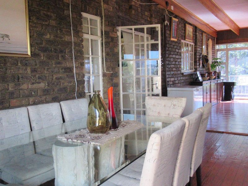 4 Bedroom Family Home with 1 Bedroom Cottage in Oakdene - Photo 10