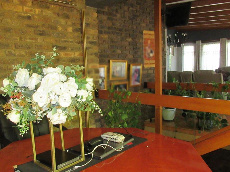 4 Bedroom Family Home with 1 Bedroom Cottage in Oakdene - Photo 6