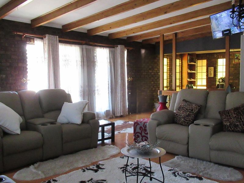 4 Bedroom Family Home with 1 Bedroom Cottage in Oakdene - Photo 8