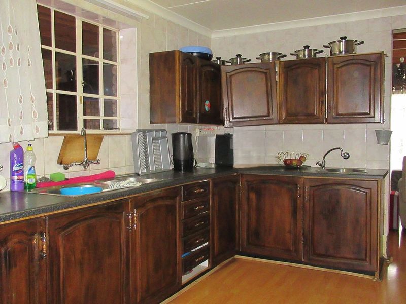 4 Bedroom Family Home with 1 Bedroom Cottage in Oakdene - Photo 7