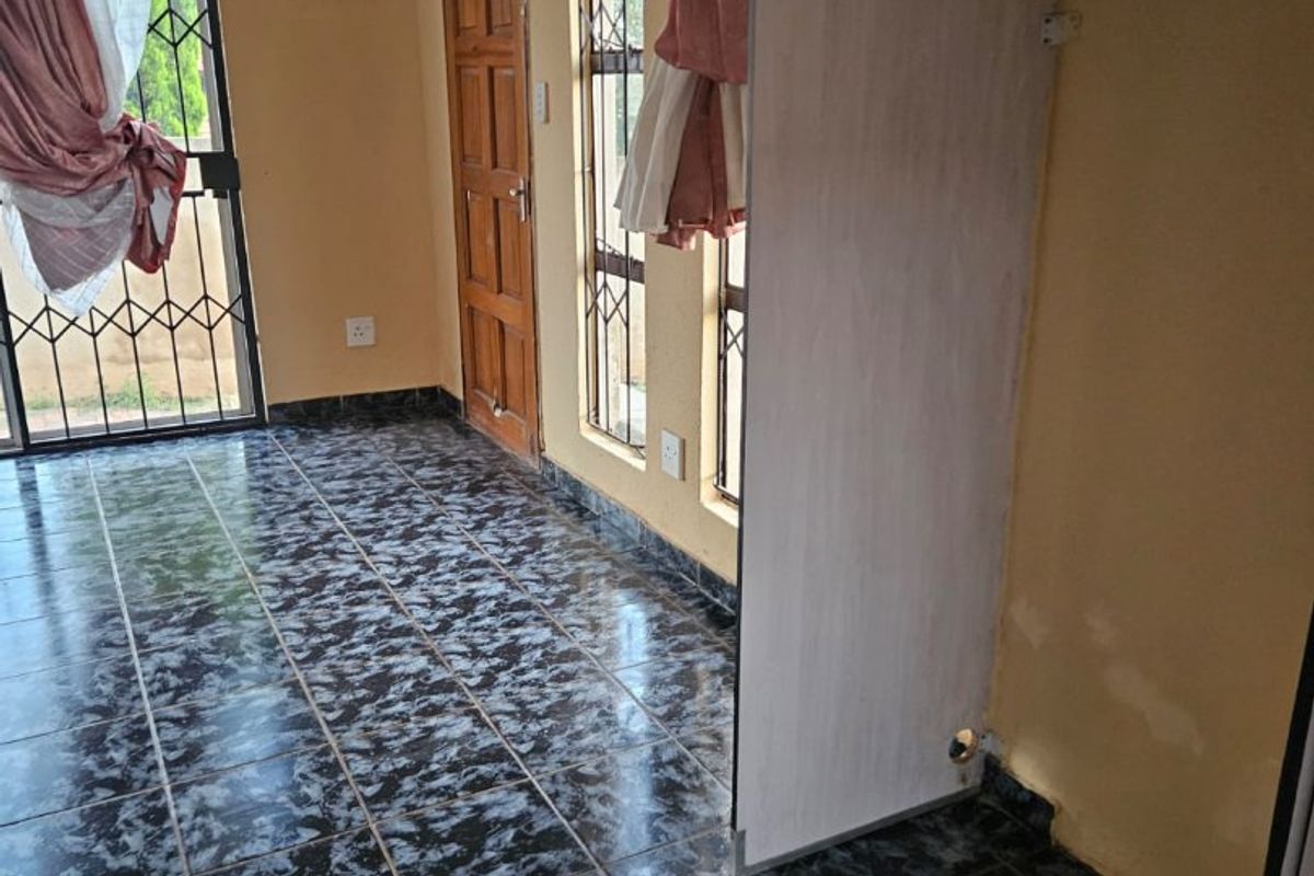 2 bedroom 1 bathroom House to rent in Clayville  - Photo 4