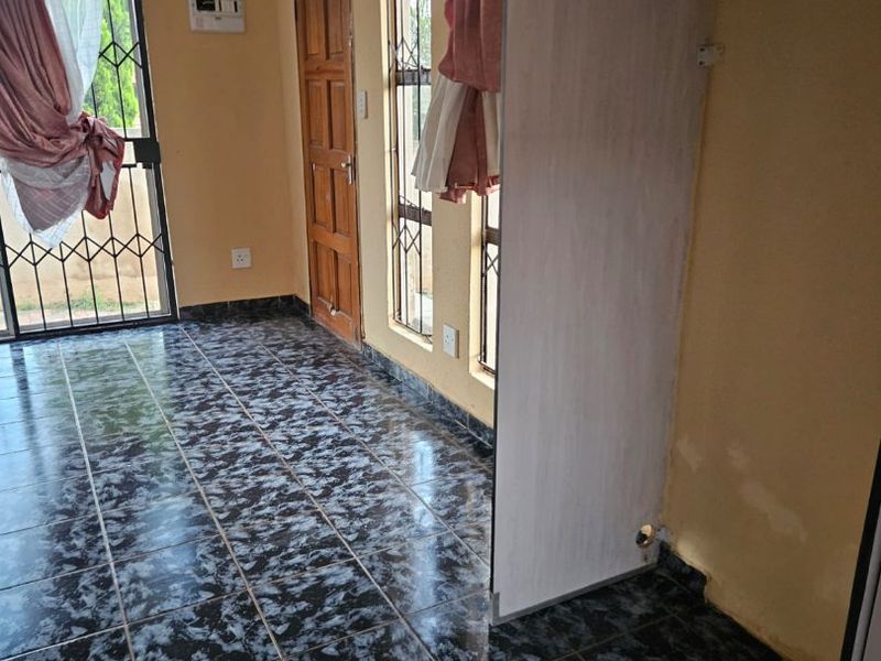 2 bedroom 1 bathroom House to rent in Clayville  - Photo 4
