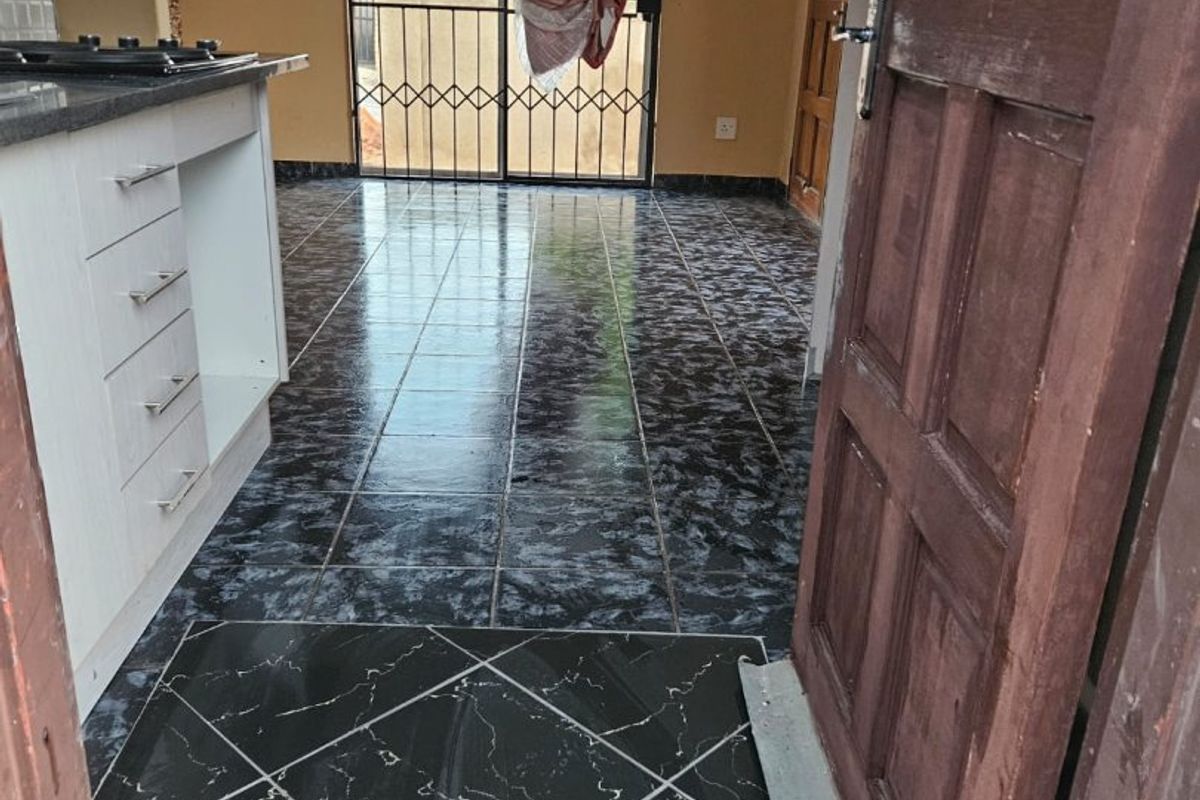 2 bedroom 1 bathroom House to rent in Clayville  - Photo 3