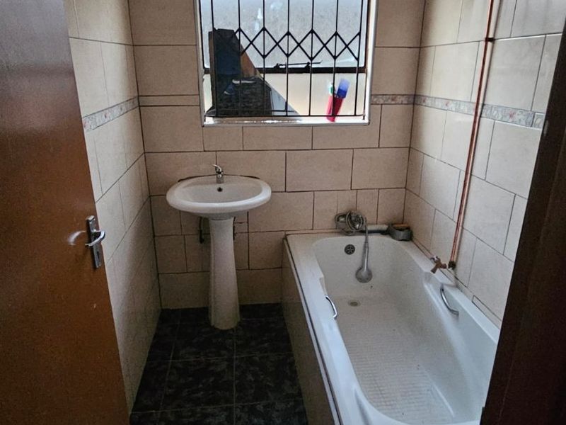 2 bedroom 1 bathroom House to rent in Clayville  - Photo 8