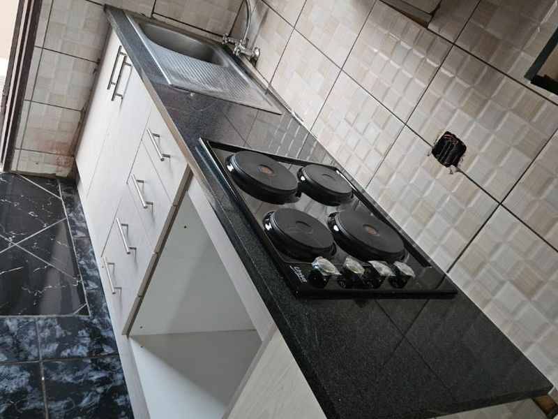 2 bedroom 1 bathroom House to rent in Clayville  - Photo 6