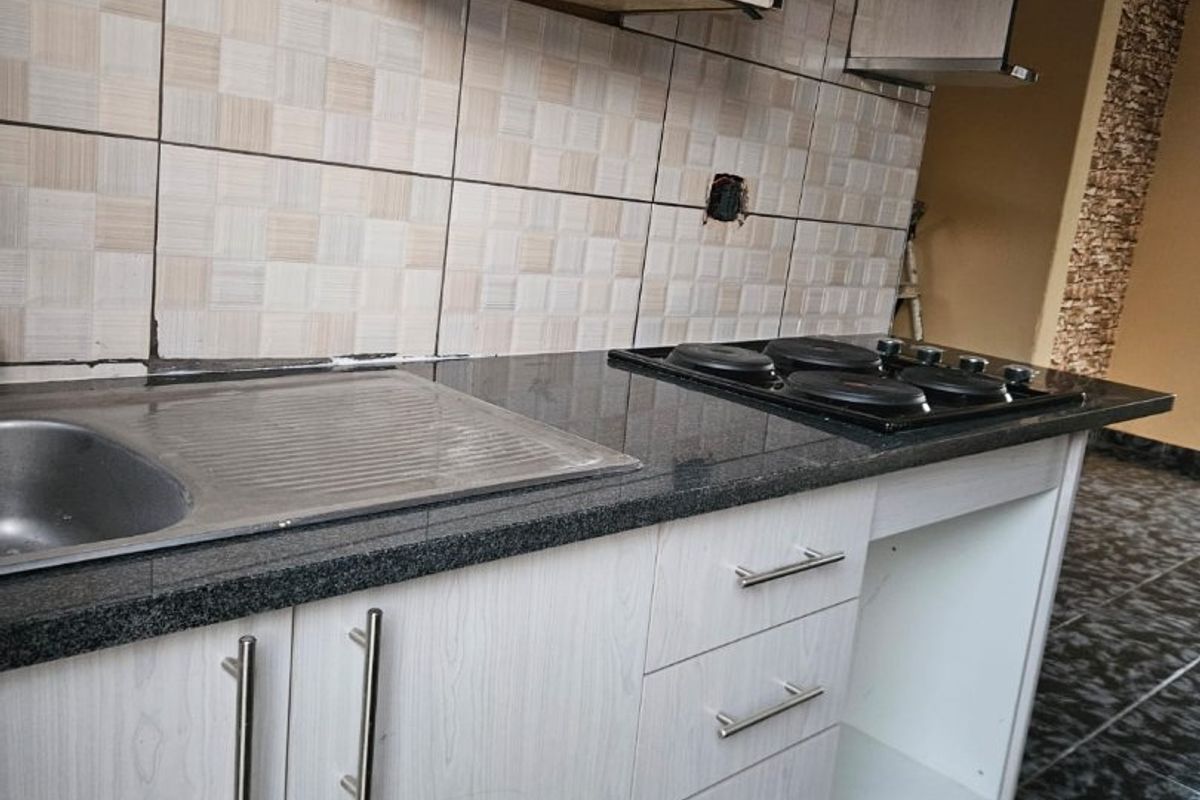 2 bedroom 1 bathroom House to rent in Clayville  - Photo 2