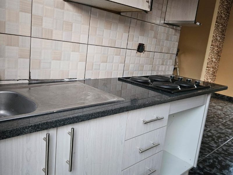 2 bedroom 1 bathroom House to rent in Clayville  - Photo 2
