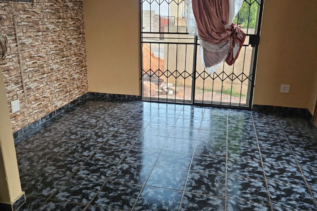 2 bedroom 1 bathroom House to rent in Clayville  - Photo 5