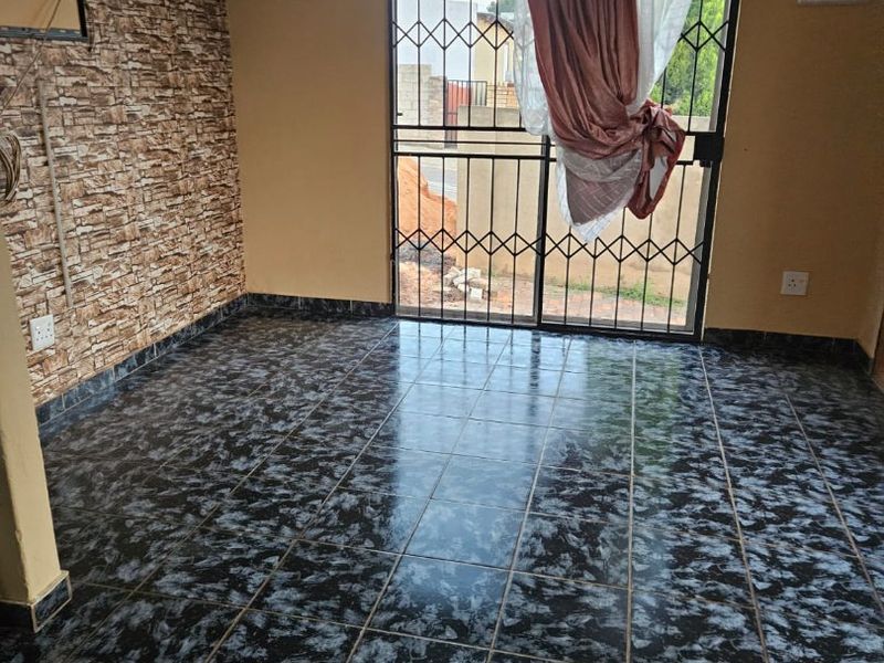2 bedroom 1 bathroom House to rent in Clayville  - Photo 5