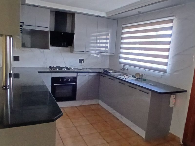 3 BEDROOM, 2 BATHROOM FAMILY HOME PLUS A SEPARATE SELF-CONTAINED FLATLET TO RENT - Photo 3