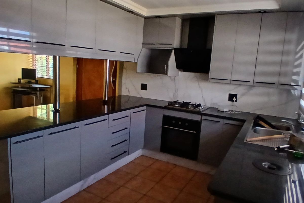3 BEDROOM, 2 BATHROOM FAMILY HOME PLUS A SEPARATE SELF-CONTAINED FLATLET TO RENT - Photo 5