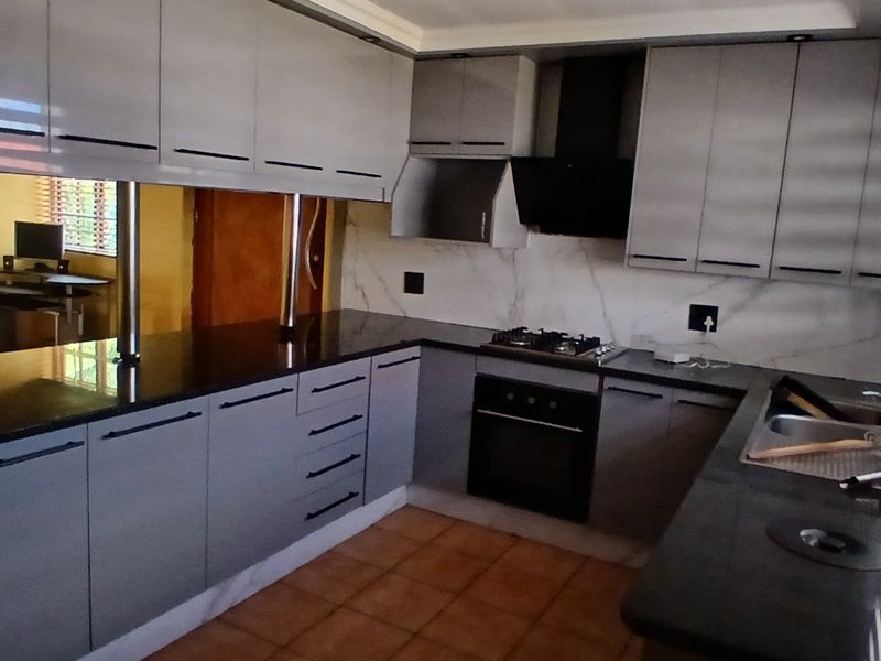 3 BEDROOM, 2 BATHROOM FAMILY HOME PLUS A SEPARATE SELF-CONTAINED FLATLET TO RENT - Photo 5