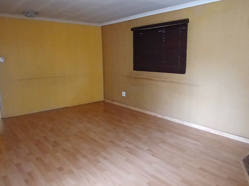 3 BEDROOM, 2 BATHROOM FAMILY HOME PLUS A SEPARATE SELF-CONTAINED FLATLET TO RENT - Photo 4