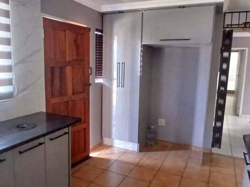 3 BEDROOM, 2 BATHROOM FAMILY HOME PLUS A SEPARATE SELF-CONTAINED FLATLET TO RENT - Photo 2