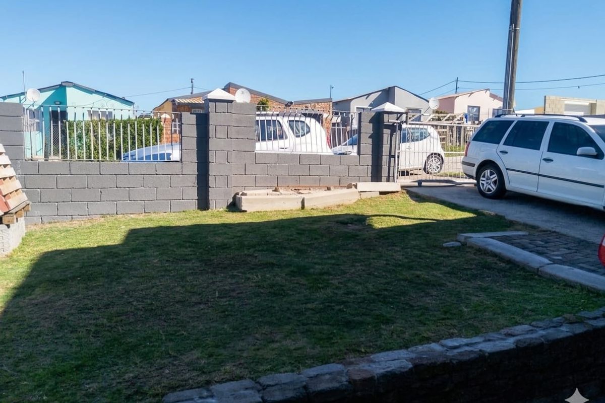 3 Bedroom House  - Photo 2