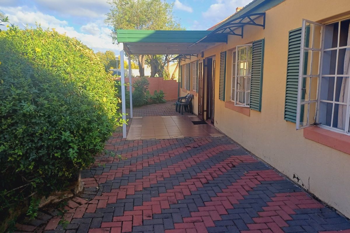 3 Bedrooms, 2 Bathrooms Townhouse  - Photo 5